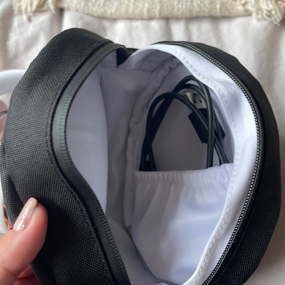 I am selling my beats solo 3. They were worn for a solid 2 months after purchase - Picture 12 of 13